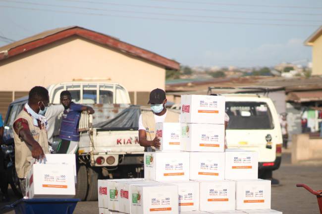 بنك طعام غانا يقوموا بتوزيع فاكهة و خضروات من التبرعات العينية بالاضافة الى الكراتين